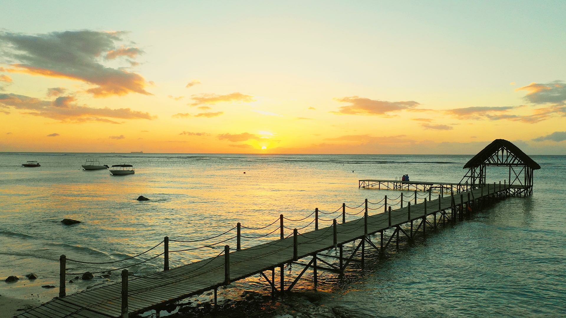 Steg im Abendlicht auf Mauritius